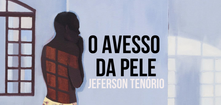 Ilutração, ne direito tem um homen Negro com as duas mãos na boca, na esquerda tem uma titulo do livro O AVESSO DA pele e o Nome do autor Jeferson Tenório. Atrás uma parede no tom azul claro e a esquerda uma janela aberto,