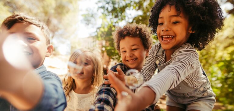 Infâncias plurais: crianças brincando com bola de sabão