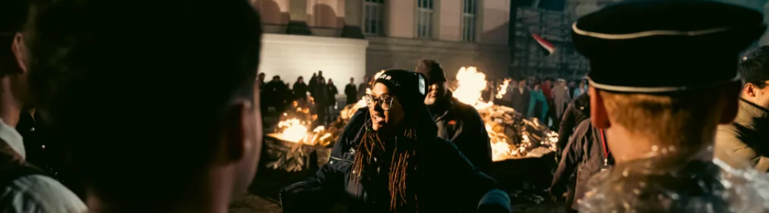 Ava dirigindo a cena que reproduz queima de livros na Alemanha Nazista