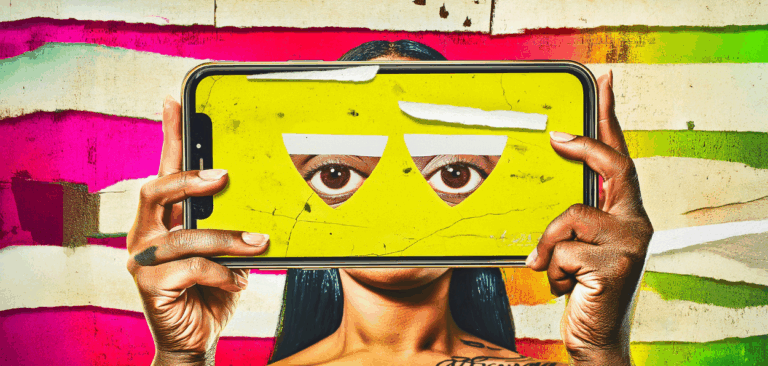 Mulher segura celular à frente do rosto, com olhos estampados na tela, em fundo colorido. A imagem representa os impactos emocionais e sociais das redes sociais no Brasil, destacando identidade, exposição e saúde menta