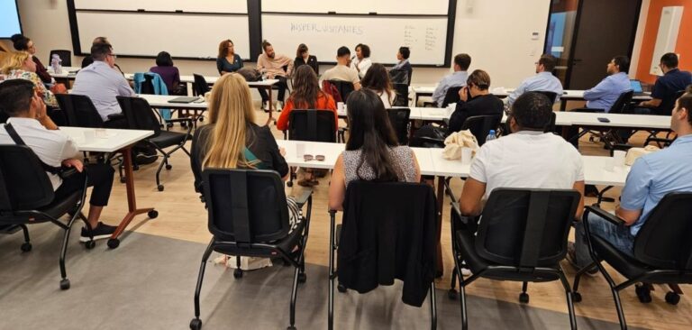 Encontro em sala de aula com roda de conversa sobre sustentabilidade, diversidade e inclusão no ambiente corporativo.