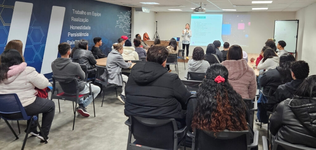 Em julho, demos início à 3ª edição do Conectaê, um projeto realizado pela LWSA com apoio de Carlotas e do Ministério Público, oferecendo formação em tecnologia e mentorias personalizadas para jovens do sistema de acolhimento em São Paulo.