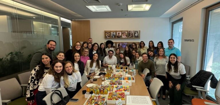 Grupo de colaboradores da Tiffany na oficina Carlotas