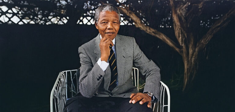 Nelson Mandela sentado